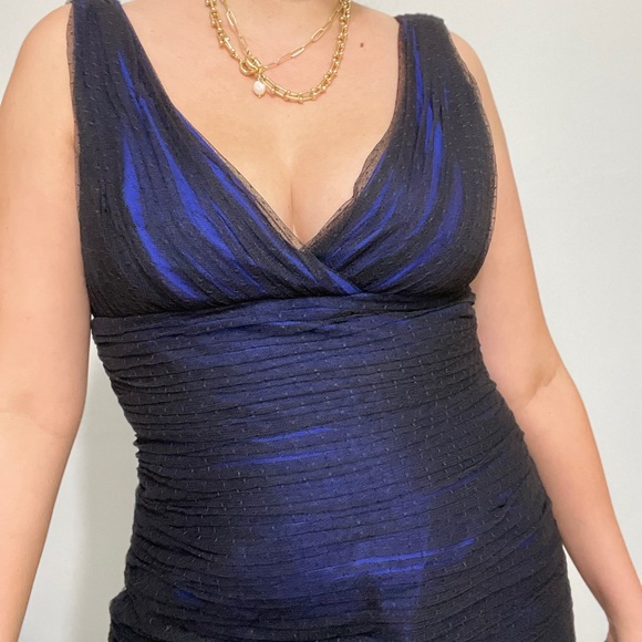 Monique Lhuillier V-Neckline Tiered Trumpet Gown - Picture 6 of 12